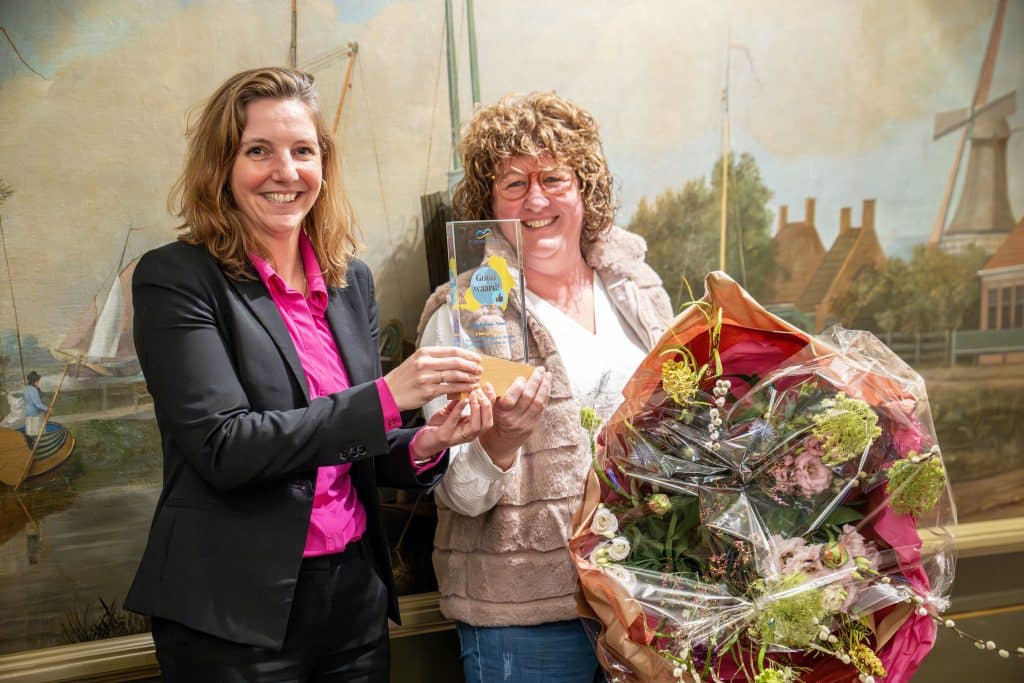 Goud Waard Award De Fryske Marren voor Trudy Rossi - Visser overhandigd door wethouder Barbara Gardeniers