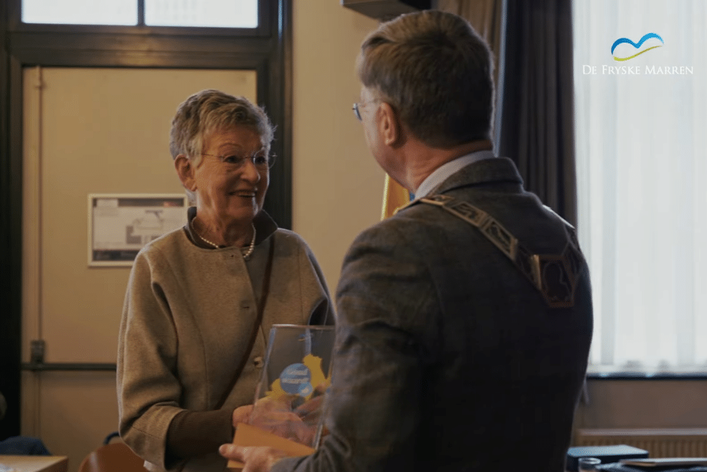Goud Waard Award voor Corrie Leffertstra uit Sloten, uitgereikt door burgemeester Leo Pieter Stoel