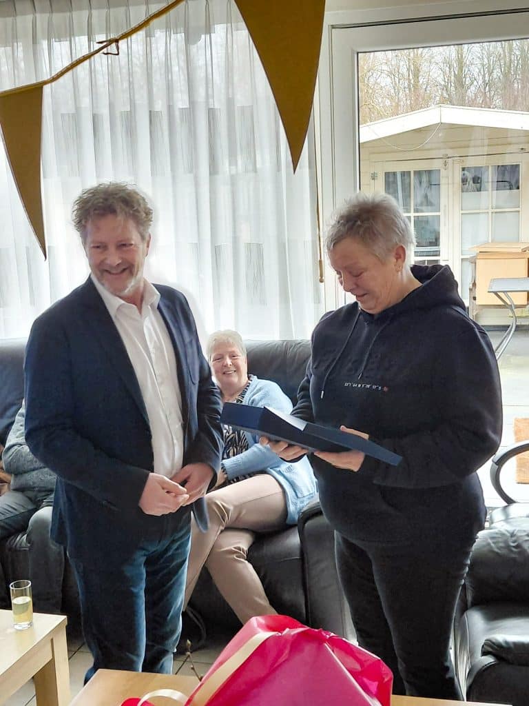 Goud Waard Award voor Alie Winters uit Lemmer, uitgereikt door wethouder Remboud van Iddekinge