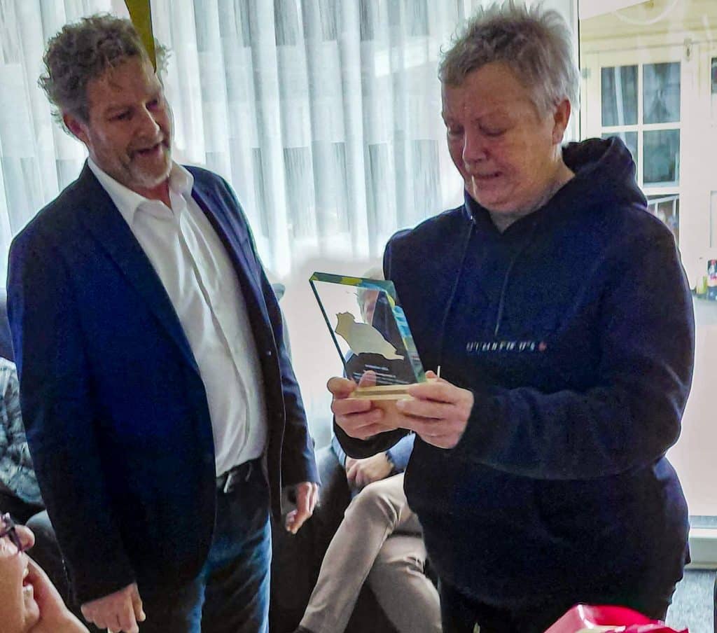Goud Waard Award voor Alie Winters uit Lemmer, uitgereikt door wethouder Remboud van Iddekinge