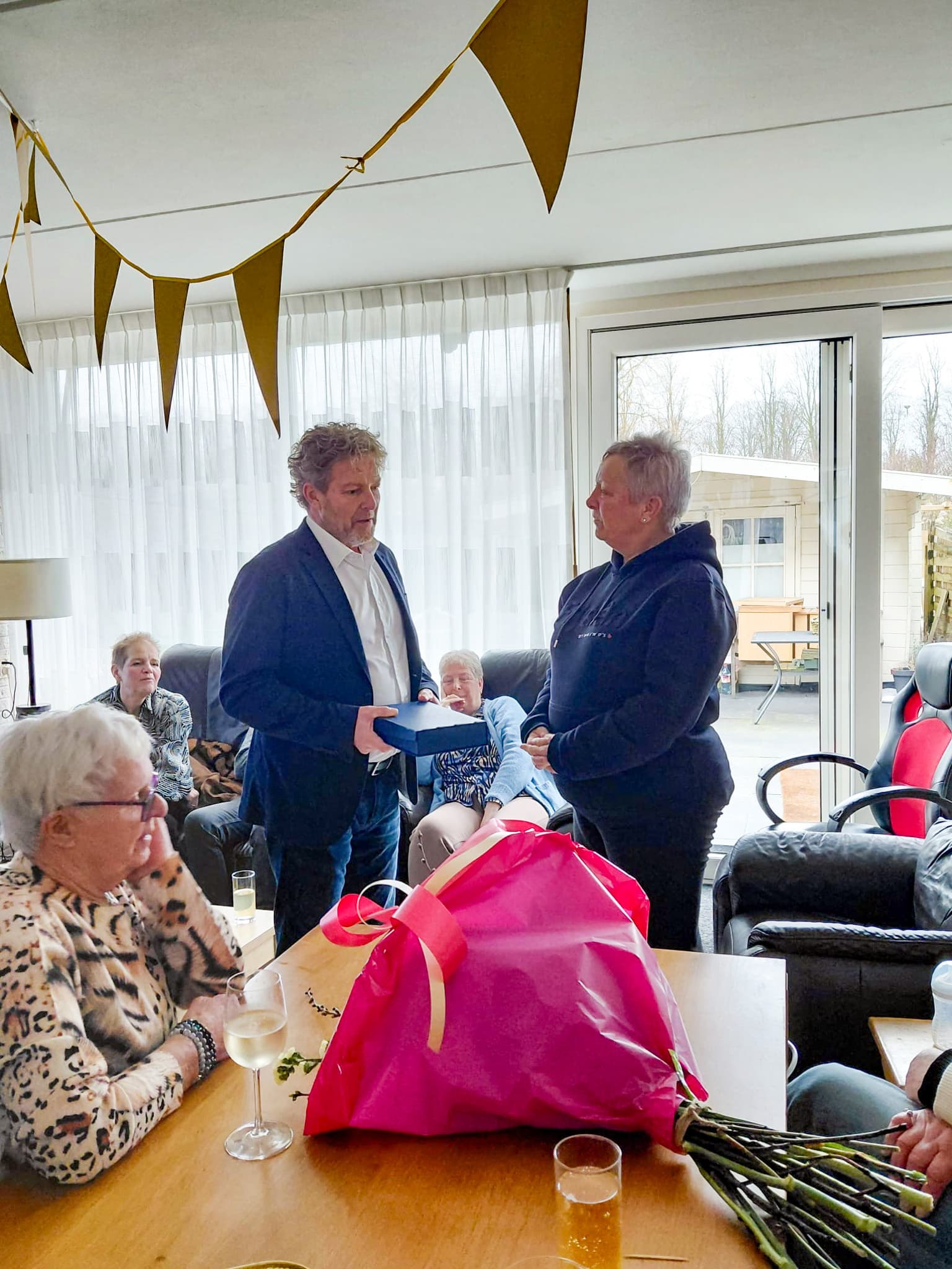 Goud Waard Award voor Alie Winters uit Lemmer, uitgereikt door wethouder Remboud van Iddekinge