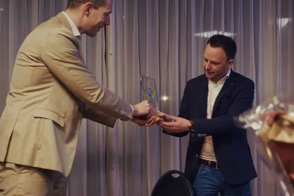 Uitreiking Goud Waard Award aan Ronald Woudberg door wethouder Chris van Hes